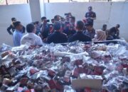 Petugas Bea Cukai Lhokseumawe melakukan pemusnahan barang bukti 1,1 juta batang rokok ilegal di halaman kantor setempat, Kamis (6/7). Waspada/Zainuddin Abdullah