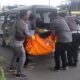 Petugas kepolisian mengevakuasi mayat tanpa identitas yang ditemukan warga di pinnggir jalan. (Waspada/Ria Hamdani)