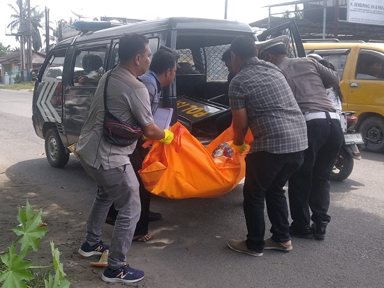 Petugas kepolisian mengevakuasi mayat tanpa identitas yang ditemukan warga di pinnggir jalan. (Waspada/Ria Hamdani)