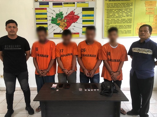 Keempat tersangka pengedar sabu jaringan antarkabupaten dan barang bukti saat diamankan di Mapoltes Simalungun.(Waspada/ist).