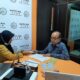 Salah seorang muzaki saat menyetorkan zakatnya ke Baitul Mal Aceh, beberapa waktu lalu. (Waspada/Ist)