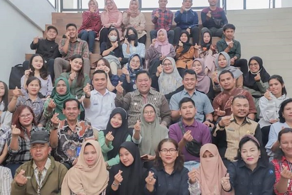PESERTA Pelatihan Pemasaran Digital kepada pelaku UMKM foto bersama Bupati Eddy Keleng Ate Berutu.Waspada/ist