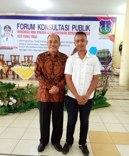 Foto kenangan wartawan Waspada Kota Tebingtinggi, Tian Brahmana bersama Alm Ir H Umar Zunaidi Hasibuan, MM ketika masih menjabat sebagi Wali Kota Tebingtinggi. Waspada/Dok Kristian Brahmana