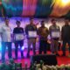 Anggota DPRA Komisi VI Asmaudin menyerahkan hadiah uang tunai dan piagam kepada 3 pemenang video competition, Sabtu (8/7) malam. WASPADA/Ariefh.