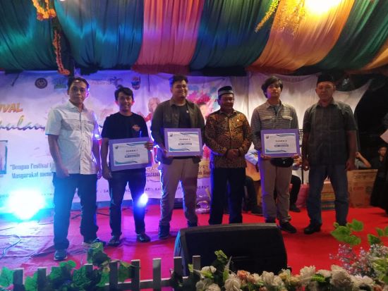 Anggota DPRA Komisi VI Asmaudin menyerahkan hadiah uang tunai dan piagam kepada 3 pemenang video competition, Sabtu (8/7) malam. WASPADA/Ariefh.
