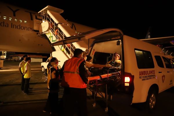Seorang jamaah haji kloter 05 yang sakit dinaikkan ke ambulans saat tiba di Bandara SIM dan kemudian dirujuk ke RSUZA Banda Aceh, Minggu (09/07/23). (Waspada/Ist)