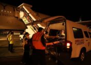Seorang jamaah haji kloter 05 yang sakit dinaikkan ke ambulans saat tiba di Bandara SIM dan kemudian dirujuk ke RSUZA Banda Aceh, Minggu (09/07/23). (Waspada/Ist)