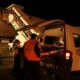 Seorang jamaah haji kloter 05 yang sakit dinaikkan ke ambulans saat tiba di Bandara SIM dan kemudian dirujuk ke RSUZA Banda Aceh, Minggu (09/07/23). (Waspada/Ist)
