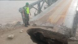 Lubang besar menganga pada oprit jembatan Biley Pantei Dona Semadam, akibat amblas digerus arus Sungai Alas, Minggu (9/7) dinihari. Waspada/Ali Amran