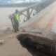 Lubang besar menganga pada oprit jembatan Biley Pantei Dona Semadam, akibat amblas digerus arus Sungai Alas, Minggu (9/7) dinihari. Waspada/Ali Amran
