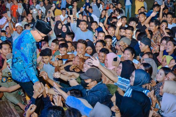 Bupati Batubara Ir.H.Zahir, M.AP turun panggung berbaur tanpa jarak dengan masyarakat yang memadati tanah lapang pada penutupan pergelaran seni budaya 2023 di lapangan Labuhanruku, Kecamatan Talawi, Batubara. Waspada/Iwan Has