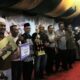 Kadisparpora H Mujni didampingi Kabid Pariwisata Juardin, Kabid Pemasaran Amran, Camat Pulau Banyak Muklis dan Camat Pulau Banyak Barat Mawardi saat menyerahkan hadiah Rp7 juta kepada Juara Umum Fun Fishing 2023, Sabtu (8/7). WASPADA/Ariefh