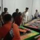Kasat Reskrim Polres Asahan AKP M Said Husein, saat mengawasi mesin judi tembak ikan untuk dibawa ke Polres Asahan bersama ibu-ibu perwiritan, di Desa Sei Lama, Kec Simpang Empat, Kab Asahan. Waspada/Ist