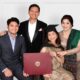 Okto F Nainggolan (belakang) bersama istri Megawati Pangaribuan (kanan)dan dua anaknya, Gabriela Joselin Nainggolan dan Andros Gindo Putraku Nainggolan foto bersama. Waspada/ist
