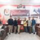 Sekretaris Partai Golkar Madina Arsidin Batubara didampingi sejumlah fungsionaris menyerahkan dokumen perbaikan pendaftaran Bacaleg diterima Komisioner Divisi Teknis Penyelenggaraan KPU Madina Muhammad Ikhsan Matondang didampingi Yakuf dari Bawaslu Madina. Waspada/Ist