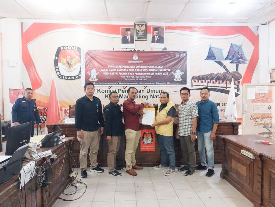 Sekretaris Partai Golkar Madina Arsidin Batubara didampingi sejumlah fungsionaris menyerahkan dokumen perbaikan pendaftaran Bacaleg diterima Komisioner Divisi Teknis Penyelenggaraan KPU Madina Muhammad Ikhsan Matondang didampingi Yakuf dari Bawaslu Madina. Waspada/Ist