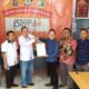 Ketua DPC PKB Kota Padang Sidimpuan H.Ir.Ahmad Yusuf Nasution (4 kiri) menyerahkan dokumen berkas perbaikan diterima Ketua KPU P.Sidimpuan Tagor Dumora Lubis, Minggu (9/7). Waspada/Mohot Lubis