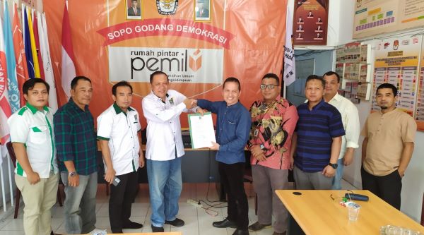 Ketua DPC PKB Kota Padang Sidimpuan H.Ir.Ahmad Yusuf Nasution (4 kiri) menyerahkan dokumen berkas perbaikan diterima Ketua KPU P.Sidimpuan Tagor Dumora Lubis, Minggu (9/7). Waspada/Mohot Lubis