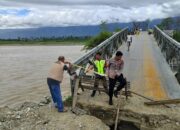 Oprit jembatan Pantai Dona Agara amblas ke Sungai. Waspada/Seh Muhammad Amin