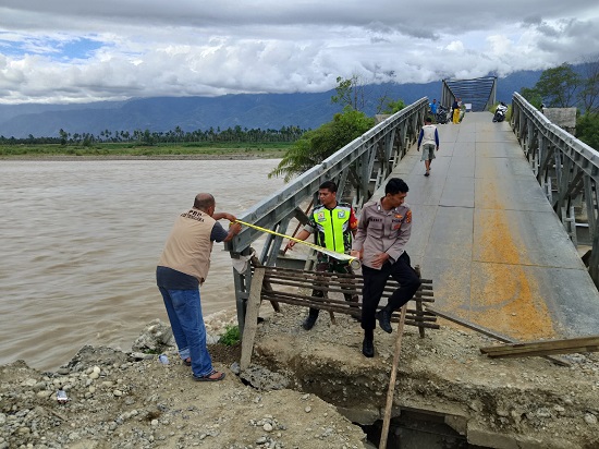 Oprit jembatan Pantai Dona Agara amblas ke Sungai. Waspada/Seh Muhammad Amin