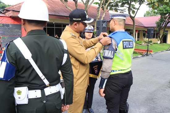 Wakil Wali Kota Binjai H Rizky Yunanda memasang pita kepada personel lalu lintas peserta Operasi Patuh Toba 2023.(Waspada/Ist).
