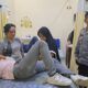 Kapolsek Kuala AKP Ilham melihat salah satu korban terluka pascabentrok IPK dan FKPPI di Kuala. (Waspada/ist)