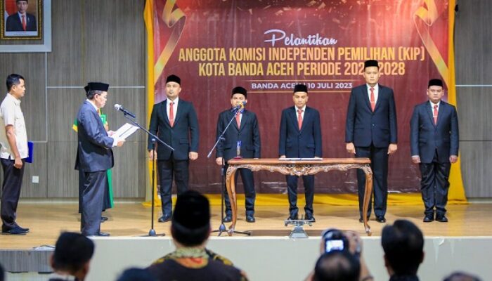 Plh Wali Kota Lantik Anggota KIP Banda Aceh Periode 2023-2028