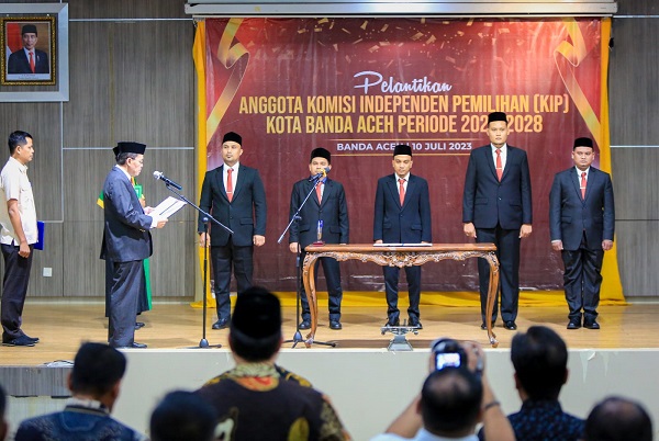 Plh.Wali Amiruddin melantik anggota KIP Kota Banda Aceh periode 2023-2028 di Aula Balaikota, Banda Aceh, Senin(10/07/23). Waspada/T.Mansursyah