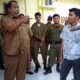Kepala BKPSDM Palas Drs Irwan Halomoan Hasibuan saat menanggapi aspirasi Mahasiswa terkait dugaan perzinahan oknum ASN yang bertugas di RSUD Sibuhuan. Senin (10/7) (Waspada/Muhammad Satio)
