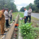 Kapolsek Serbalawan AKP Abdullah Yunus Siregar bersama anggota saat melakukan olah TKP dan evakuasi mayat laki-laki dari dalam parit sekitar Jalan Medan-Pematang Siantar Km. 12 , Nagori Batu Silangit Kecamatan Tapian Dolok, Kabupaten Simalungun, Senin (10/7). (Waspada/ist).