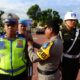 Kapolres Muhammad Yanis menyematkan pita kepada personel yang akan melaksanakan Ops Patuh Seulawah tahun 2023, Senin (10/7) di halaman Mapolres Aceh Tamiang. Waspada/Yusri