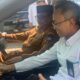 Pj Wali Kota Langsa, Said Mahdum Majid didampingi Manager PLN UP3 Langsa, Wahyu saat melakukan tes drive mobil listrik mengelilingi jalan protokol Kota Langsa, Senin (10/7). Waspada/Rapian