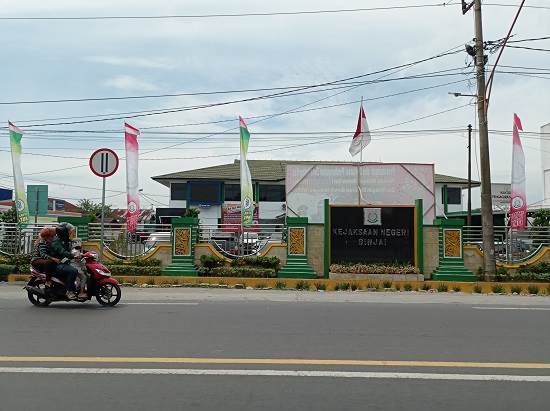 Kantor Kejari Binjai di Jalan T Amir Hamzah, Kecamatan Binjai Utara. Saat ini, Kejari sudah menerima SPDP kasus kematian mantan Kabag Keuangan Pemko Binjai. (Waspada/Ria Hamdani)