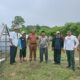 Tampak dalam gambar rombongan pejabat Dinas Koperasi dan UKM Aceh didampingi Pengurus Puskud Aceh saat meninjau lokasi budidaya garam di Layeun Kec.Leupung Aceh Besar. (Waspada/T. Zakaria Al Bahri)