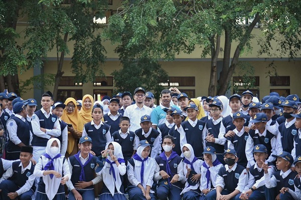 Anggota DPRK Banda Aceh dari fraksi PAN Dr. Musriadi (baju putih) foto bersama ibu guru dan murid sekolah di Banda Aceh beberapa waktu lalu.(Waspada/T.Mansursyah)