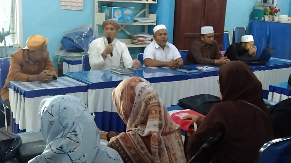 H Achmad Fauzan Nasution, Lc, SHI, M.Pd, Pimpinan Pondok Pesantren (Ponpes) Al Mukhlisin Sibuhuan mengingatkan para guru agar selalu memperbaiki niat, senantiasa ikhlas dalam melaksanakan tugas sebagai guru dan pendidik generasi bangsa saat membuka acara MGMP di Ponpes Al Mukhlisin Sibuhuan, Selasa (11/7). Waspada/Ist