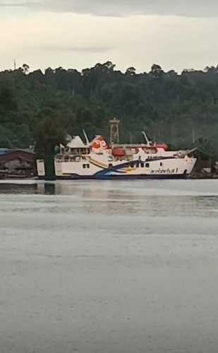 Ferry KMP Aceh Hebat 1 sandar di Pelabuhan Cargo Lama Sinabang. Waspada/Rahmad/Dok