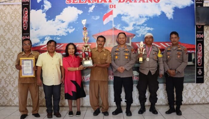 Kapolres Dairi Serahkan Piala Dan Piagam Kepada Kades Kalang Simbara