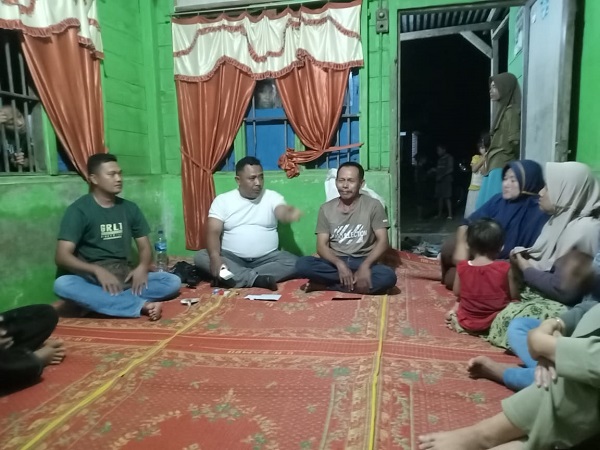 WALI murid adakan pertemuan membahas masalah bantuan PIP. Pertemuan ini dihadiri Kasek, termasuk aparat kepolisian. Waspada/Ist