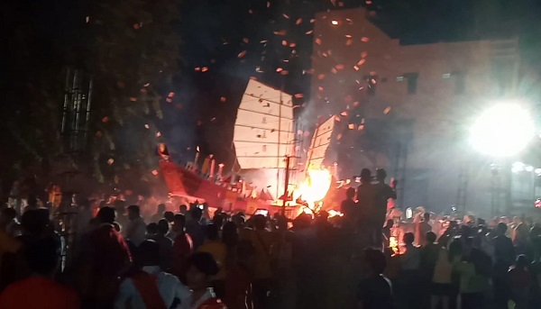Ratusan warga Tanjungbalai bersama Wali Kota menyaksikan ritual pembakaran duplikat tongkang di Vihara King Ong King di Water Front City Selasa (4/7) sore. Waspada/Ist