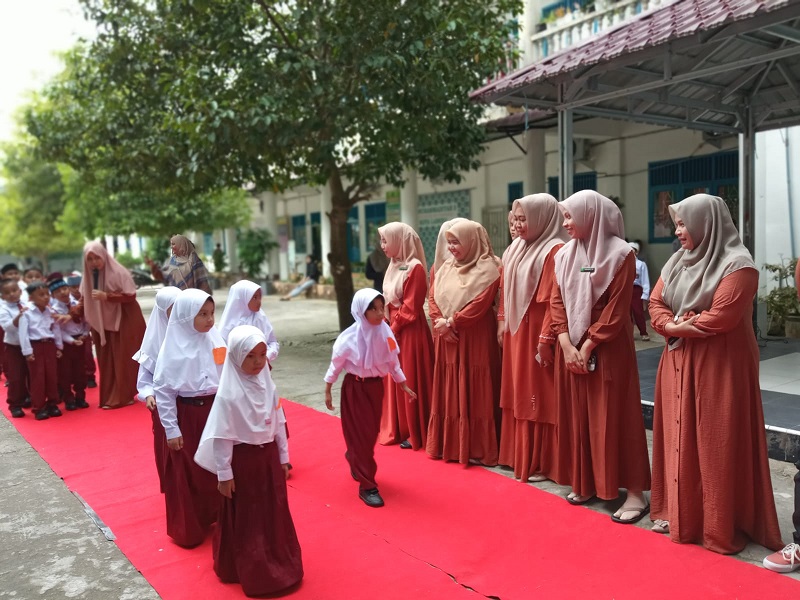 Hari Pertama Sekolah, Siswa SD Muhada 2 Langsa Lepas Balon Cita-cita