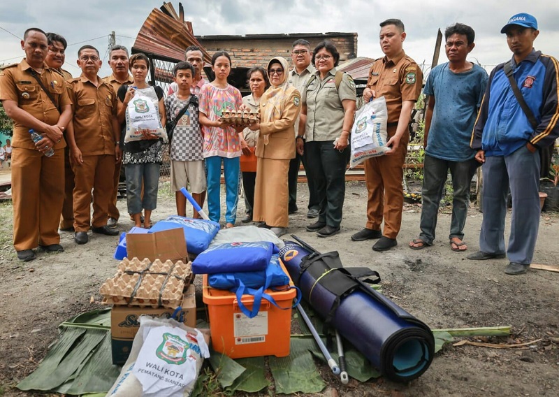 Wali Kota Kunjungi Korban Kebakaran Di Sumber Jaya Wali Kota Kunjungi Korban Kebakaran Di Sumber Jaya