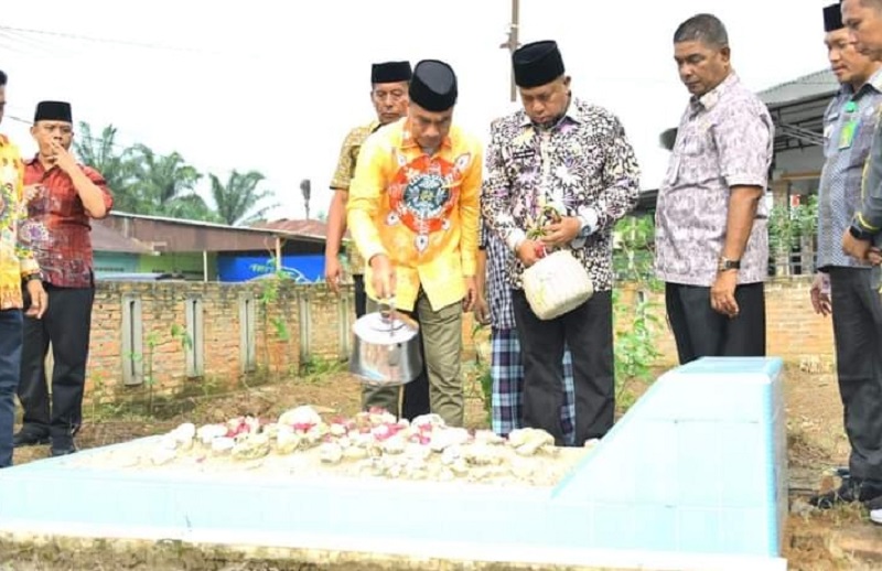 Jelang HUT Ke-15, Pemkab Labura Ziarahi Makam Tokoh Pemekaran Jelang HUT Ke-15, Pemkab Labura Ziarahi Makam Tokoh Pemekaran