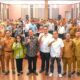 Wali Kota Padangsidimpuan Irsan Efendi Nasution (7 kiri) dan Biro Hukum Setda Provsu foto bersama dengan peserta penyuluhan hukum di Emerald Hall Mega Permata Hotel, P.Sidimpuan, Selasa (4/7). Waspada/ist.