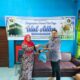 Ketua IKWI Kota Lhokseumawe, Widya Ratna Nasution menyerahkan daging kurban secara simbolis, Sabtu (1/7). Waspada/ist