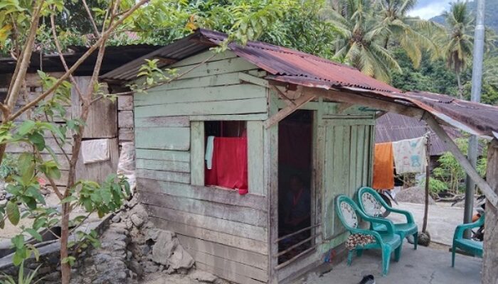 Rumah Bekas Warung 2 x 3 Meter Dan Anak Sakit Butuh Operasi