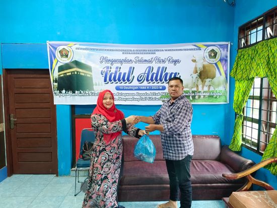 Ketua IKWI Kota Lhokseumawe, Widya Ratna Nasution menyerahkan daging kurban secara simbolis, Sabtu (1/7). Waspada/ist