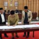 BUPATI Batubara Zahir didampingi Wabup Oky Iqbal Frima dan pimpinan dewan saat melakukan penandatanganan bersama berita acara persetujuan Ranperda PJP APBD 2022 menjadi Perda. Waspada/Iwan Has