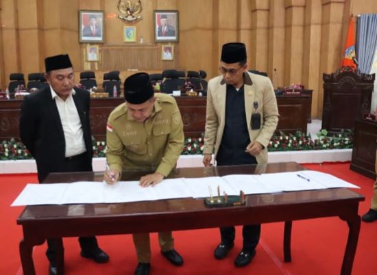 BUPATI Batubara Zahir didampingi Wabup Oky Iqbal Frima dan pimpinan dewan saat melakukan penandatanganan bersama berita acara persetujuan Ranperda PJP APBD 2022 menjadi Perda. Waspada/Iwan Has