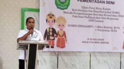 Dekan Fakultas Tarbiyah dan Ilmu Keguruan (FTIK) Institut Agama Islam IAIN Langsa Dr. Amiruddin Yahya Azzawiy, MA saat membuka acara Pementasan Seni di kampus setempat, Selasa (11/7). Waspada/dede